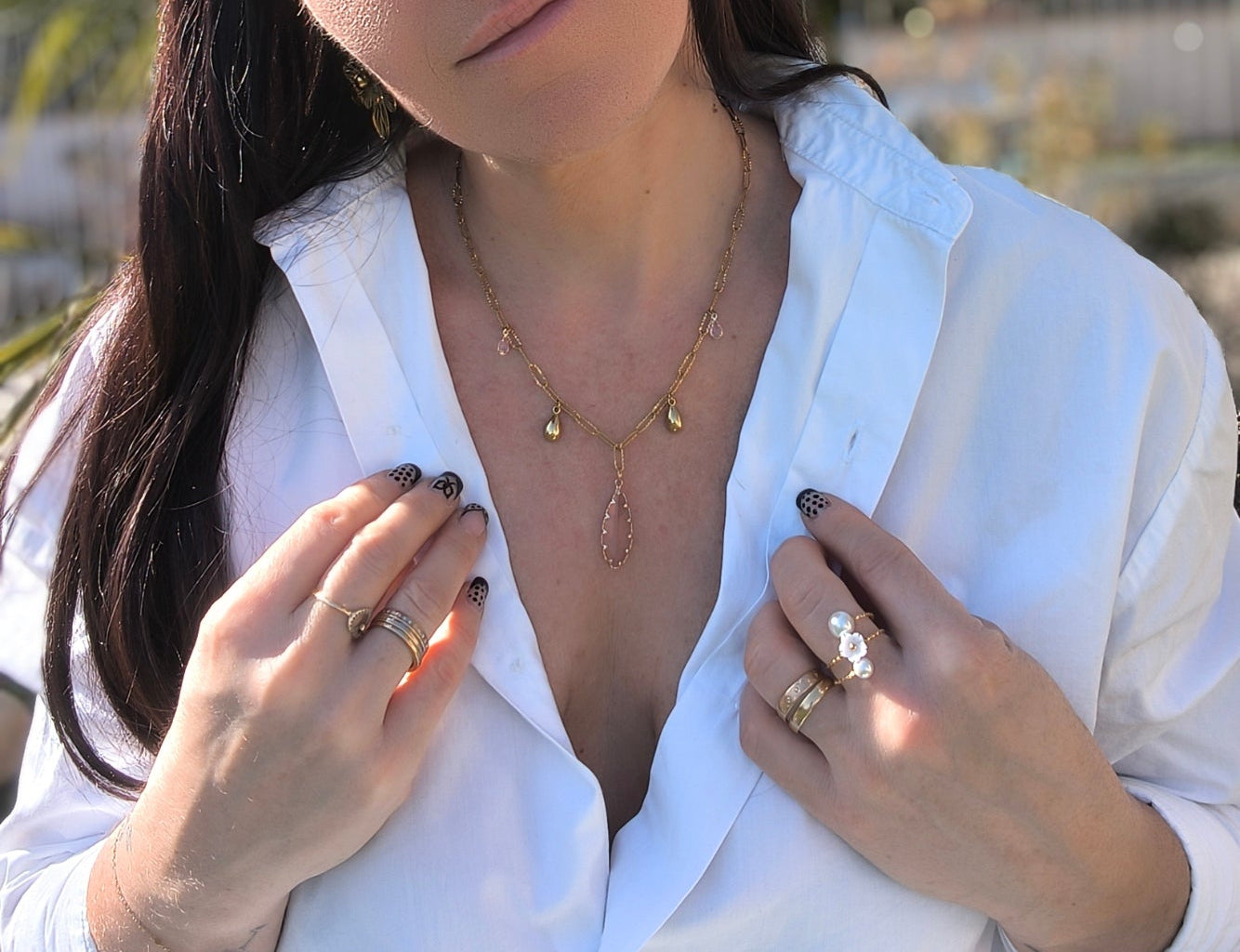 Femme portant Collier avec grosse goutte en pierre rose, 2 gouttes dorées et 2 petites pierres scintillantes - Rêve de Rose