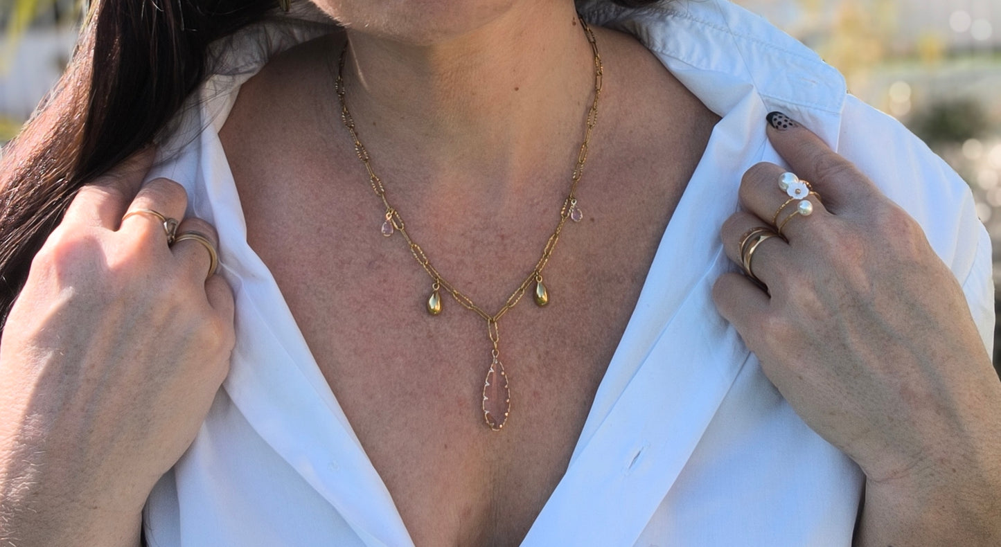 Femme portant Collier avec grosse goutte en pierre rose, 2 gouttes dorées et 2 petites pierres scintillantes - Rêve de Rose