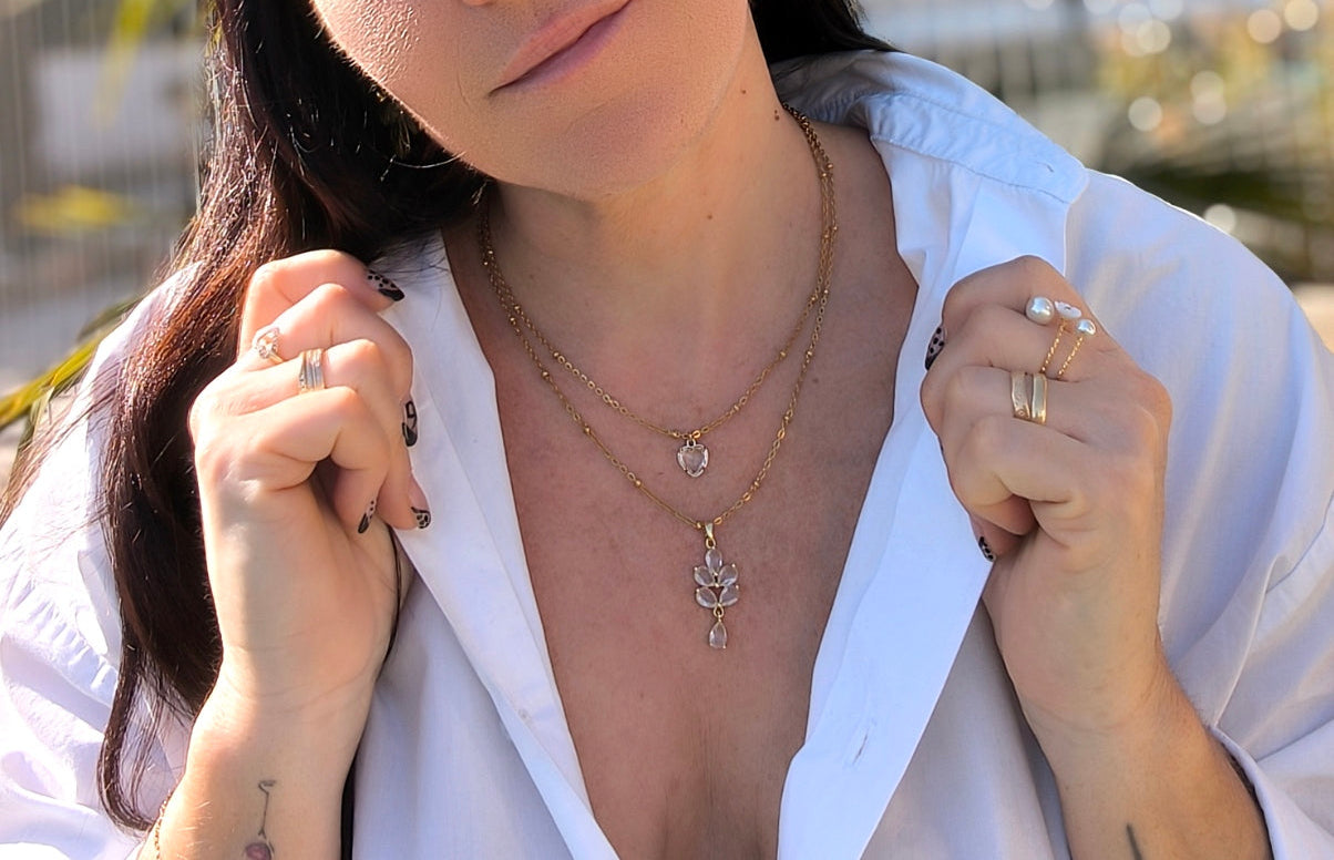 Femme portant Collier double chaîne avec une cœur scintillant et une fleur scintillante - Rêve de Rose 