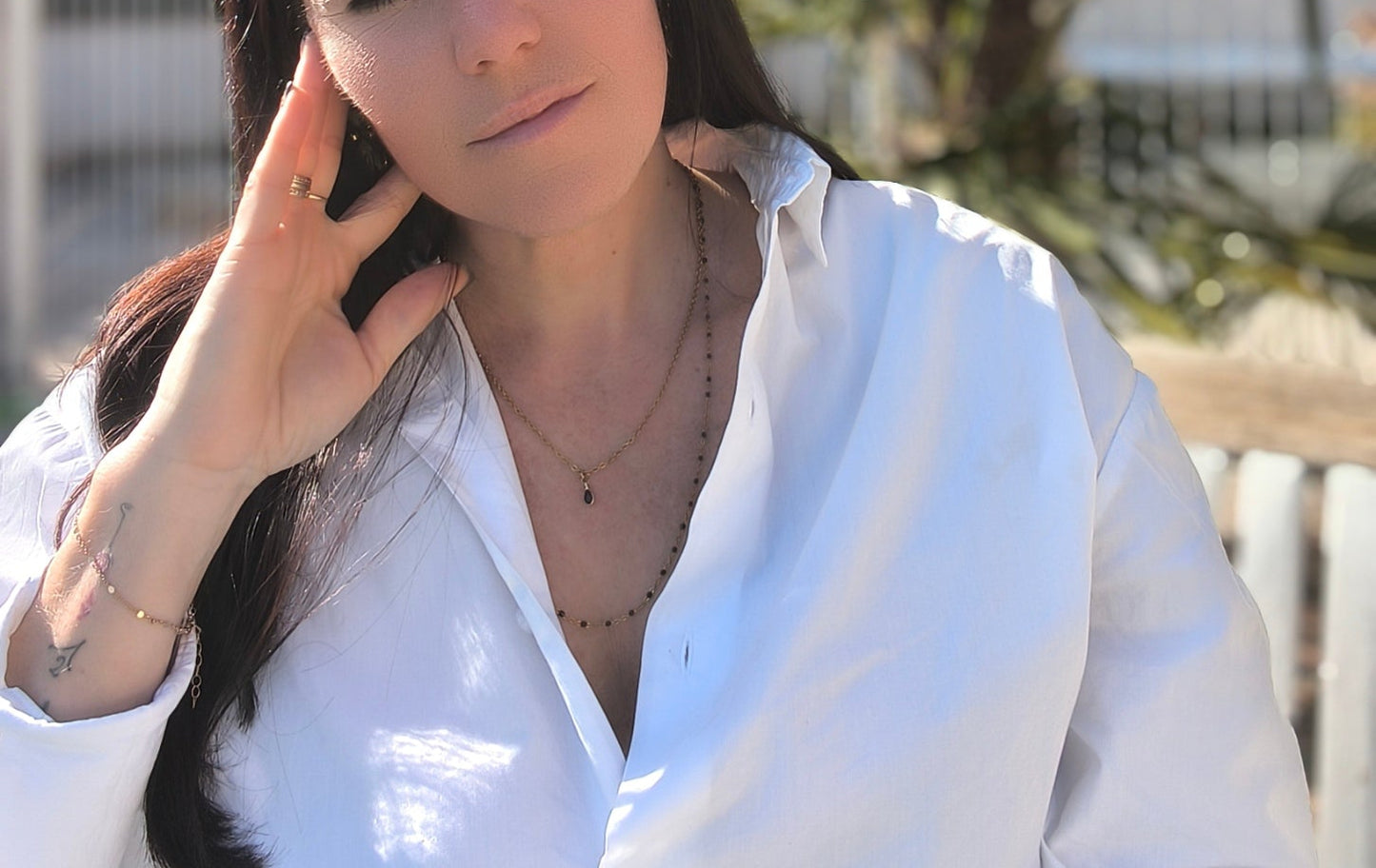 Femme portant Collier double chaîne dorée et noire avec petite pierre noire - Rêve de Rose
