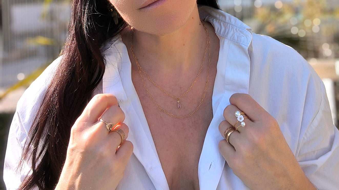 Femme portant Collier double chaîne doré avec pendentif petite pierre en losange scintillante rose - Rêve de Rose
