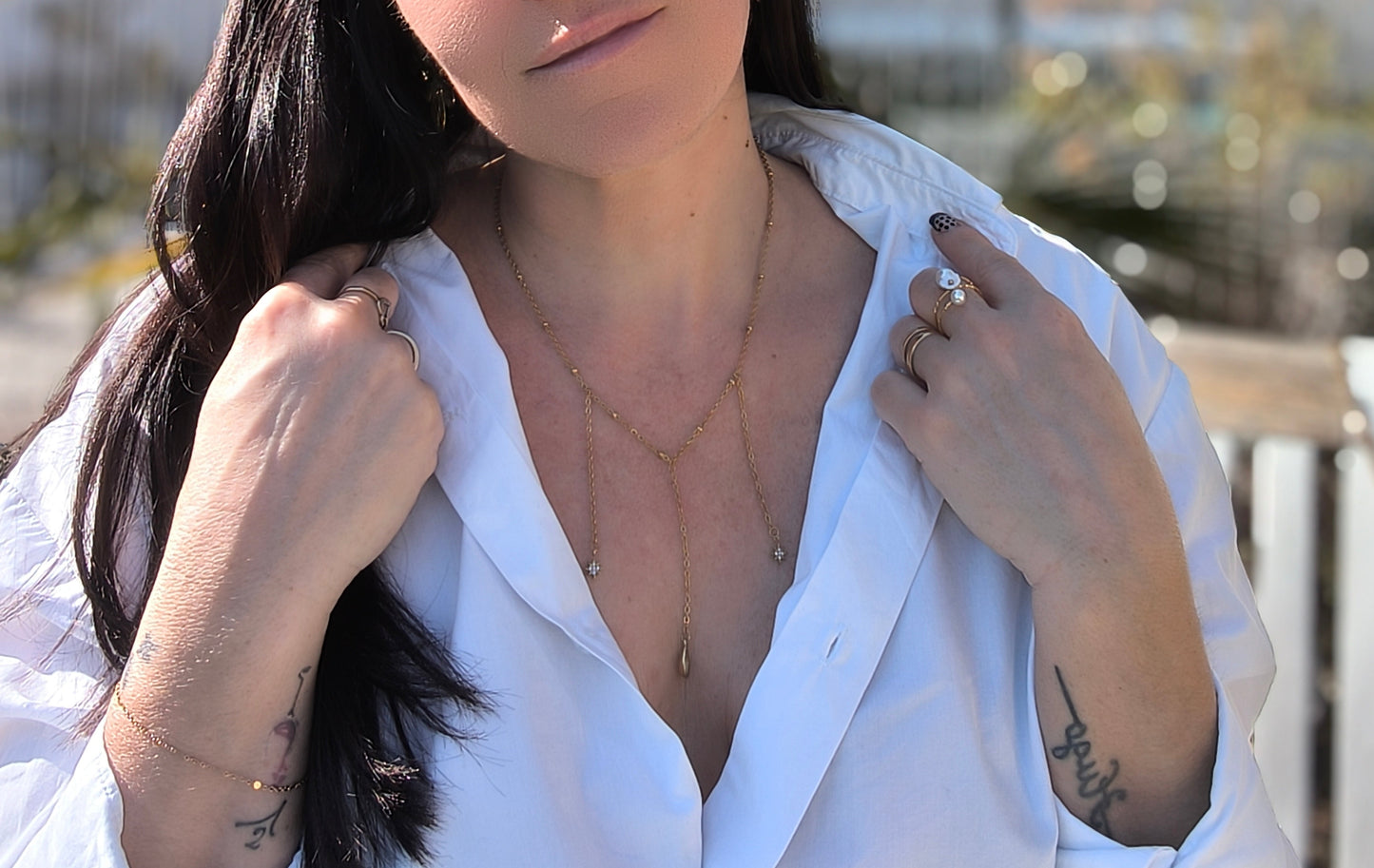 Femme portant Collier avec 3 chaînes pendantes, 2 petites étoiles scintillantes au bout et une larme dorée - Rêve de Rose