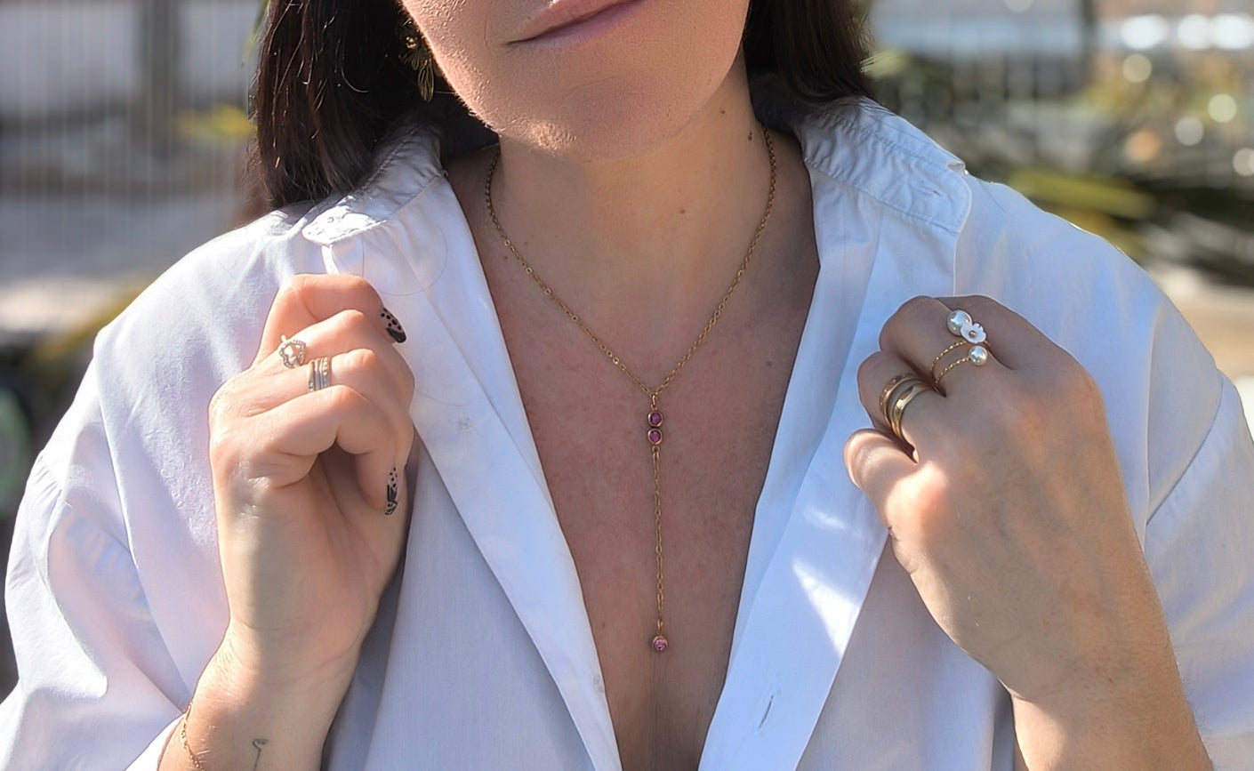 Femme portant Collier Y avec 2 pierres roses centrales et une à la pointe - Rêve de Rose