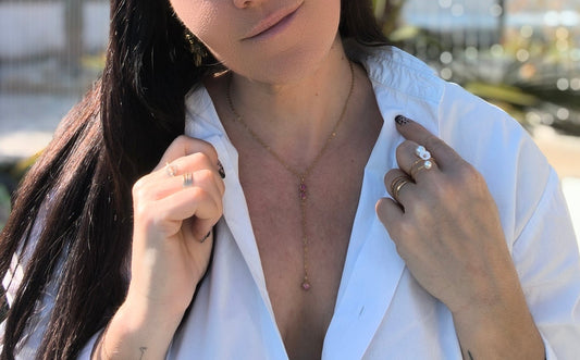 Femme portant Collier Y avec 2 pierres roses centrales et une à la pointe - Rêve de Rose