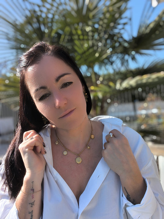 Femme portant Collier chaîne doré avec 5 pendentifs dorés délicats - Rêve de Rose