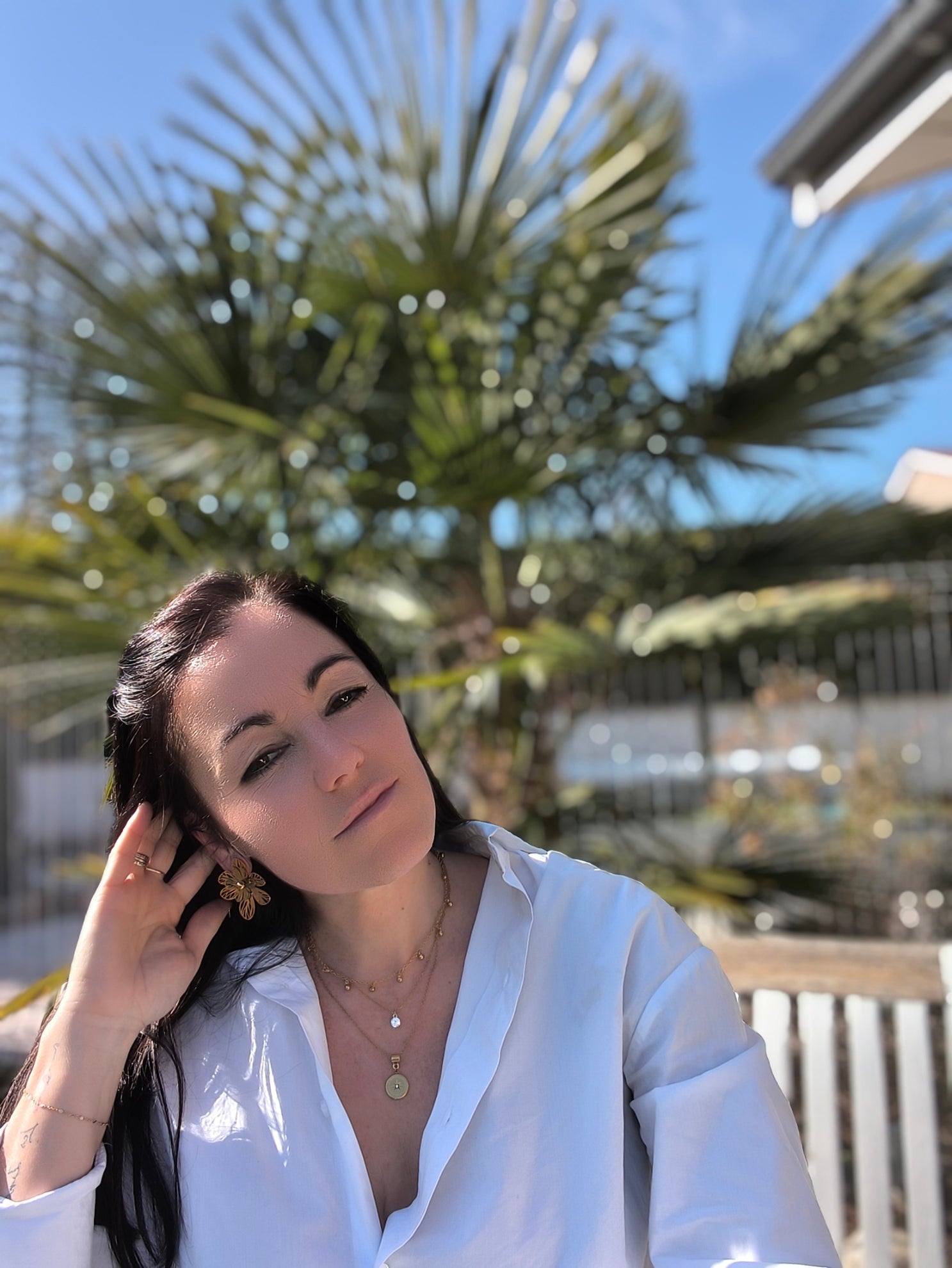 Femme portant Collier triple chaîne avec petites perles dorées pendantes, un pendentif pierre scintillante et un pendentif rond avec une étoile scintillante - Rêve de Rose