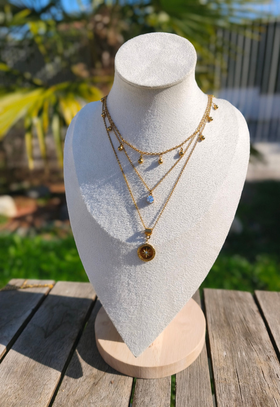 Collier triple chaîne avec petites perles dorées pendantes, un pendentif pierre scintillante et un pendentif rond avec une étoile scintillante - Rêve de Rose