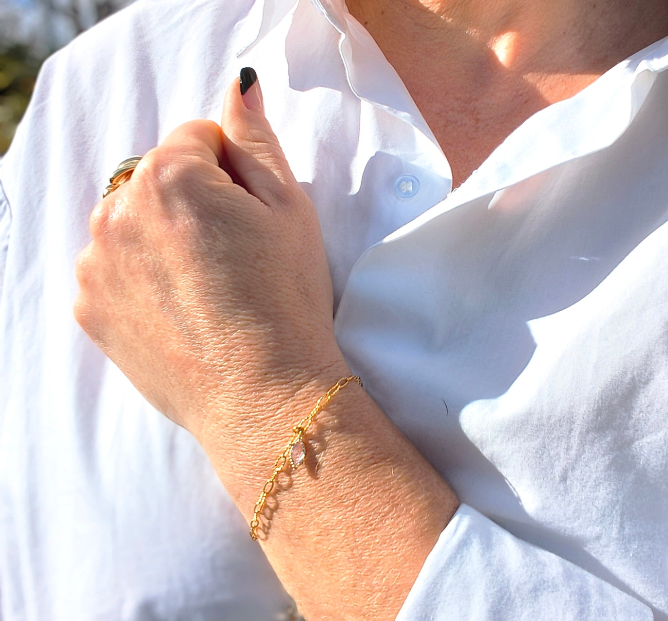 Femme portant Bracelet fin avec petite pierre losange scintillante mauve - Rêve de Rose