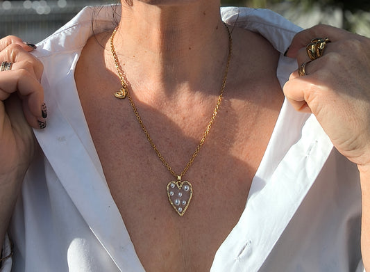 Femme portant Collier doré avec pendentif cœur avec perles blanches en relief, Bijou romantique - Rêve de Rose