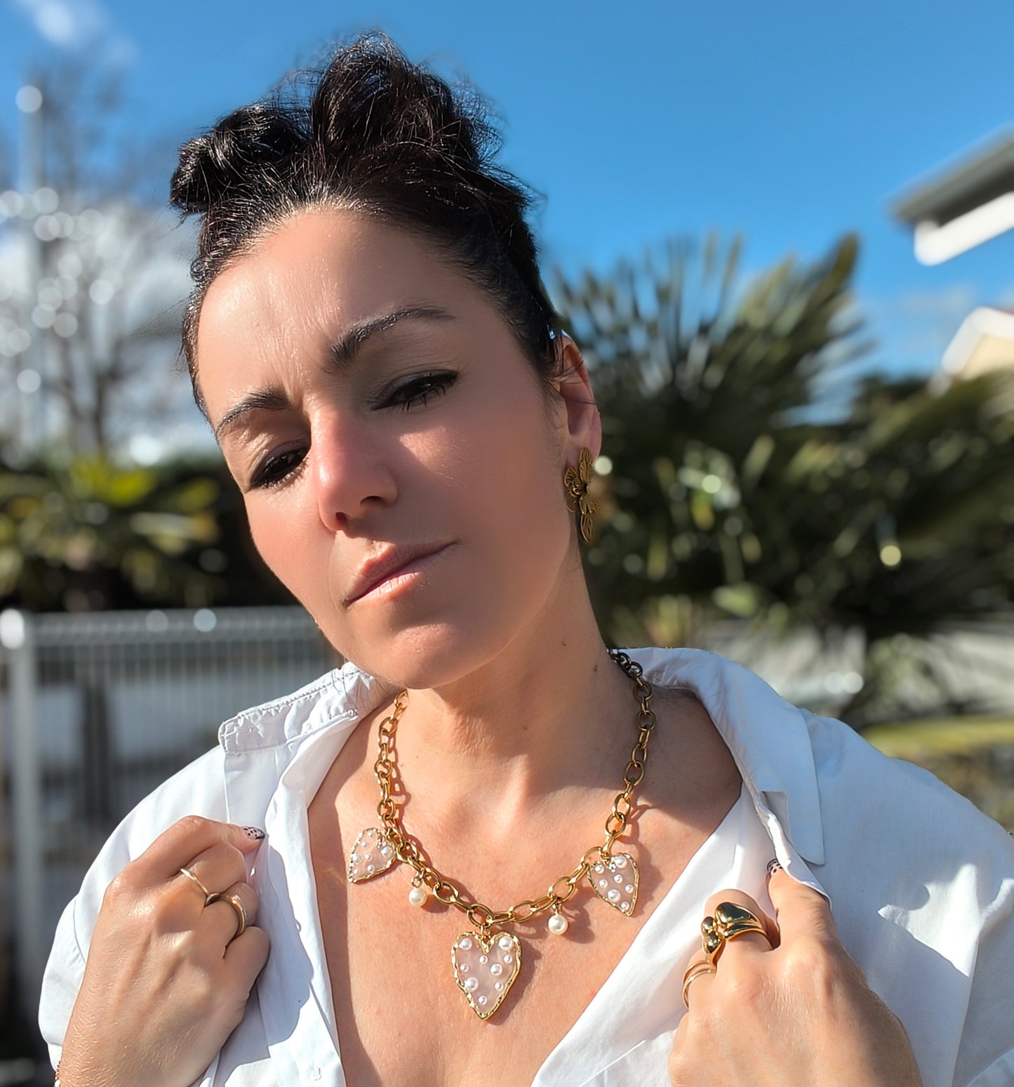 Femme portant Collier gros maillons dorés cœurs perles blanches acier inoxydable - Rêve de Rose