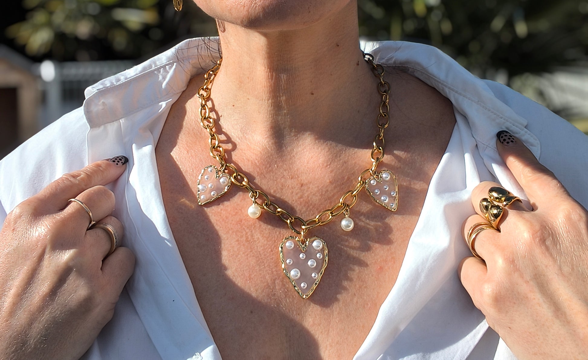 Femme portant Collier gros maillons dorés cœurs perles blanches acier inoxydable - Rêve de Rose