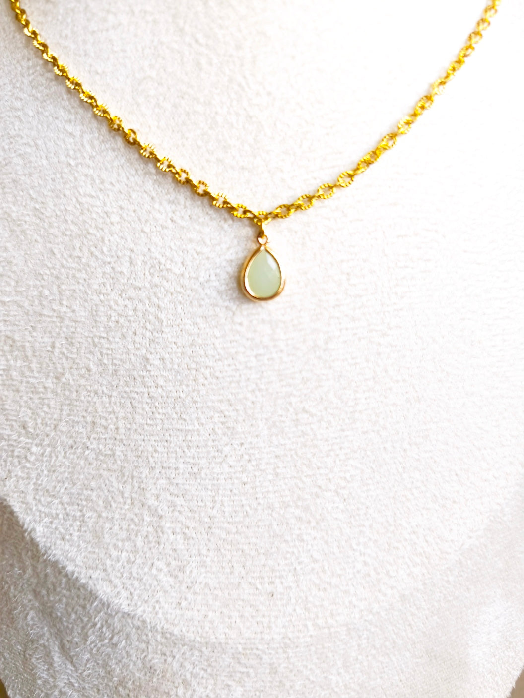 Détails Collier chaîne fine avec pendentif pierre vert eau en forme de goutte - Rêve de Rose