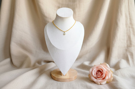 Collier chaîne fine avec pendentif pierre vert eau en forme de goutte - Rêve de Rose