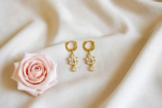 Boucles d'oreilles doré pendante avec fleur en pierres scintillantes - Rêve de Rose