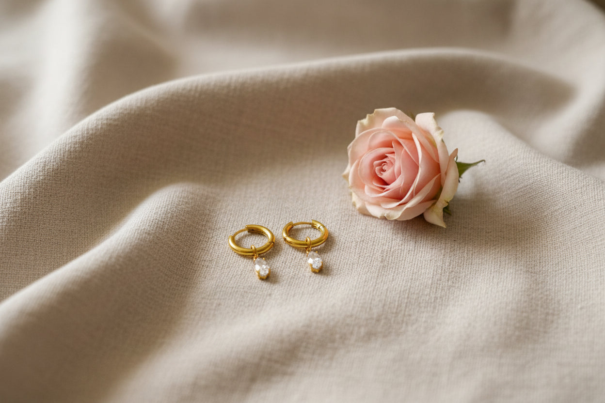 Boucles d'oreilles anneau acier inoxydable doré avec une larme avec pierre scintillante pendante - Rêve de Rose