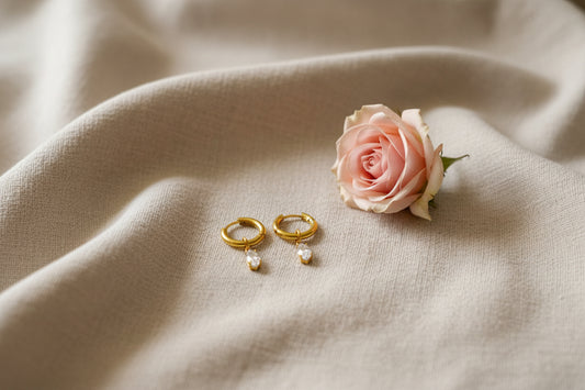 Boucles d'oreilles anneau acier inoxydable doré avec une larme avec pierre scintillante pendante - Rêve de Rose