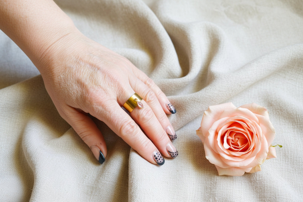 Femme portant Bague large acier inoxydable doré avec pierre larme mauve - Rêve de Rose