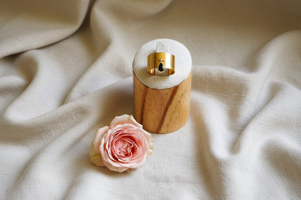 Bague ajustable large acier inoxydable doré avec pierre noire - Rêve de Rose