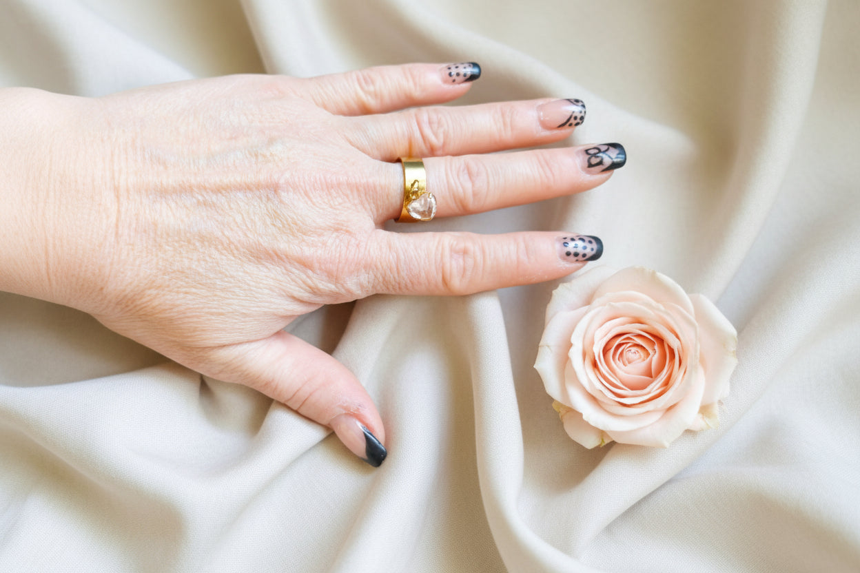Femme portant Bague acier inoxydable doré avec un charm cœur pierre scintillante - Rêve de Rose