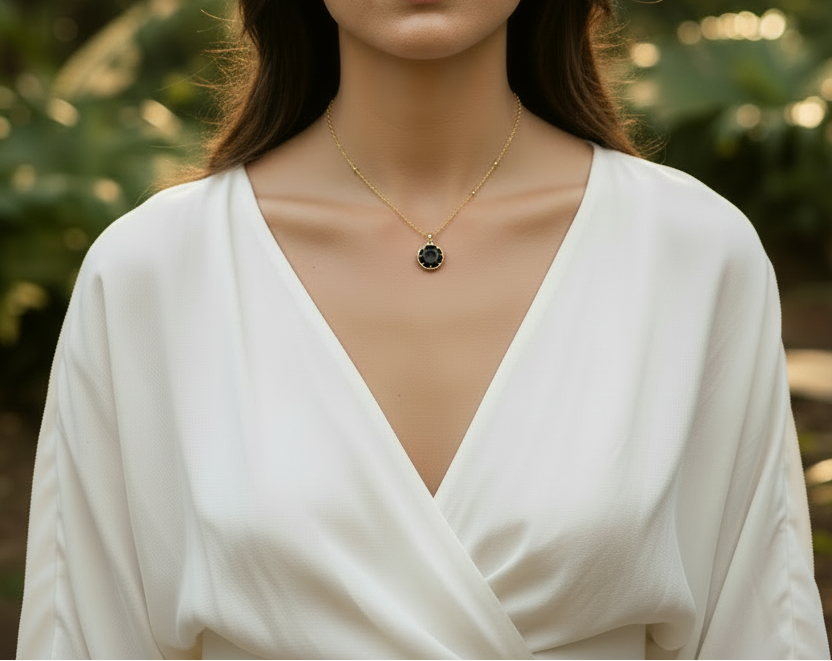 Femme portant Collier acier inoxydable doré avec pendentif pierre ronde noire - Rêve de Rose