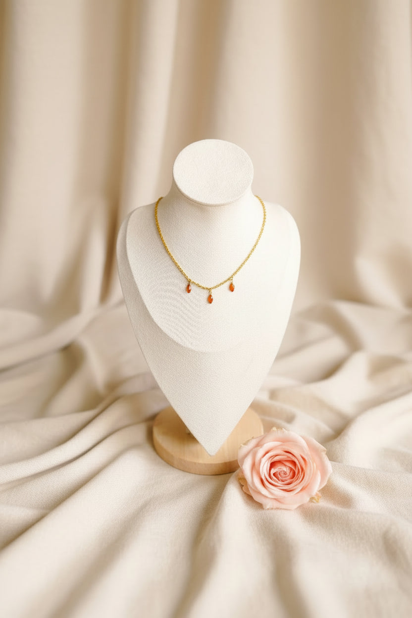 Collier chaîne courte et fine avec 3 petites pierres larmes marron orangé - Rêve de Rose 