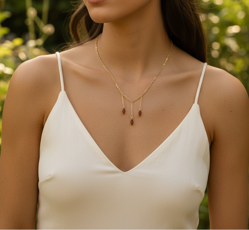 Femme portant Collier 3 petites chainettes avec pierres scintillantes marron orangé - Rêve de Rose