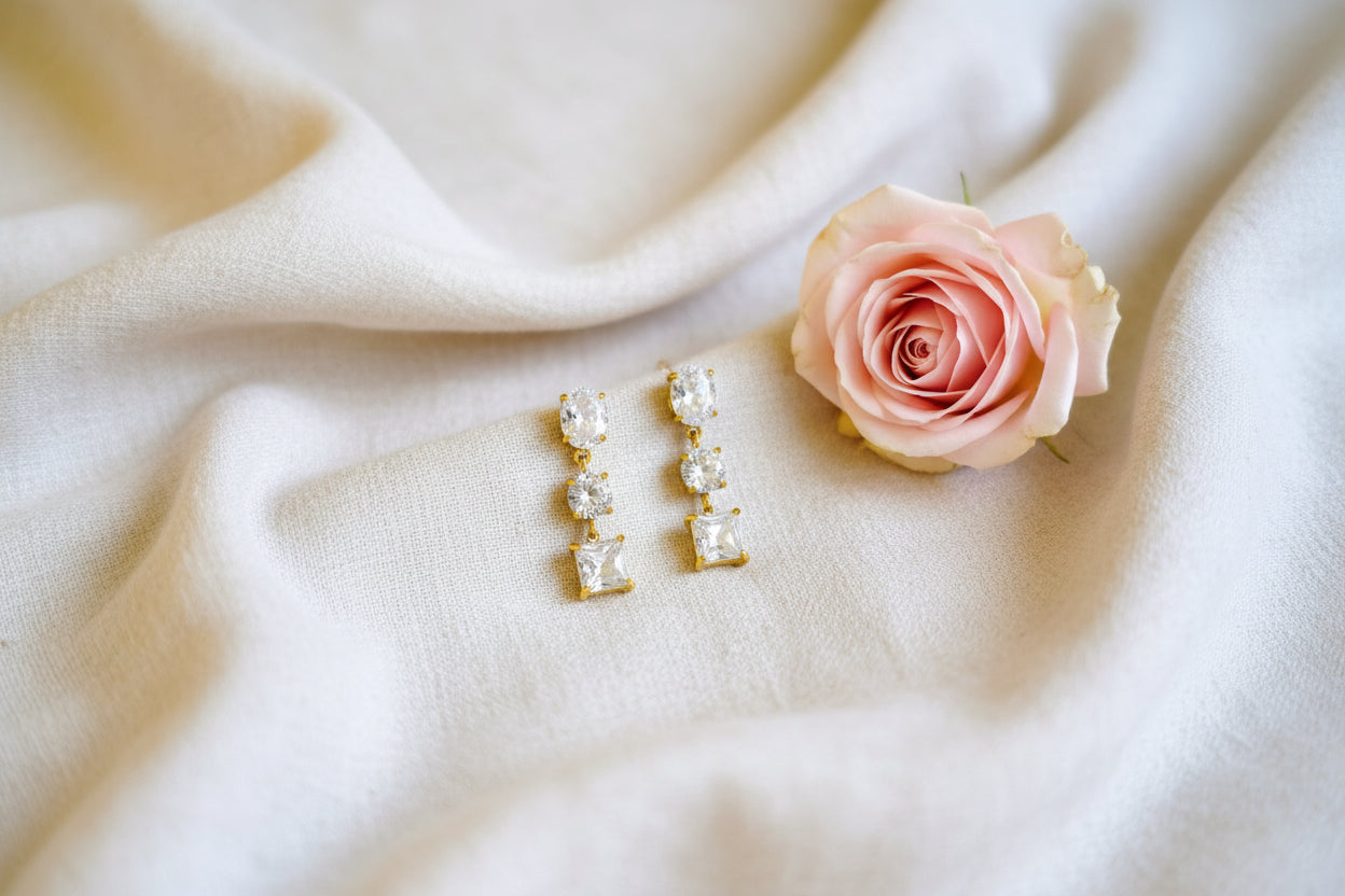 Boucles d'oreilles clous pendantes en acier inoxydables 3 strass en cascade - Rêve de Rose