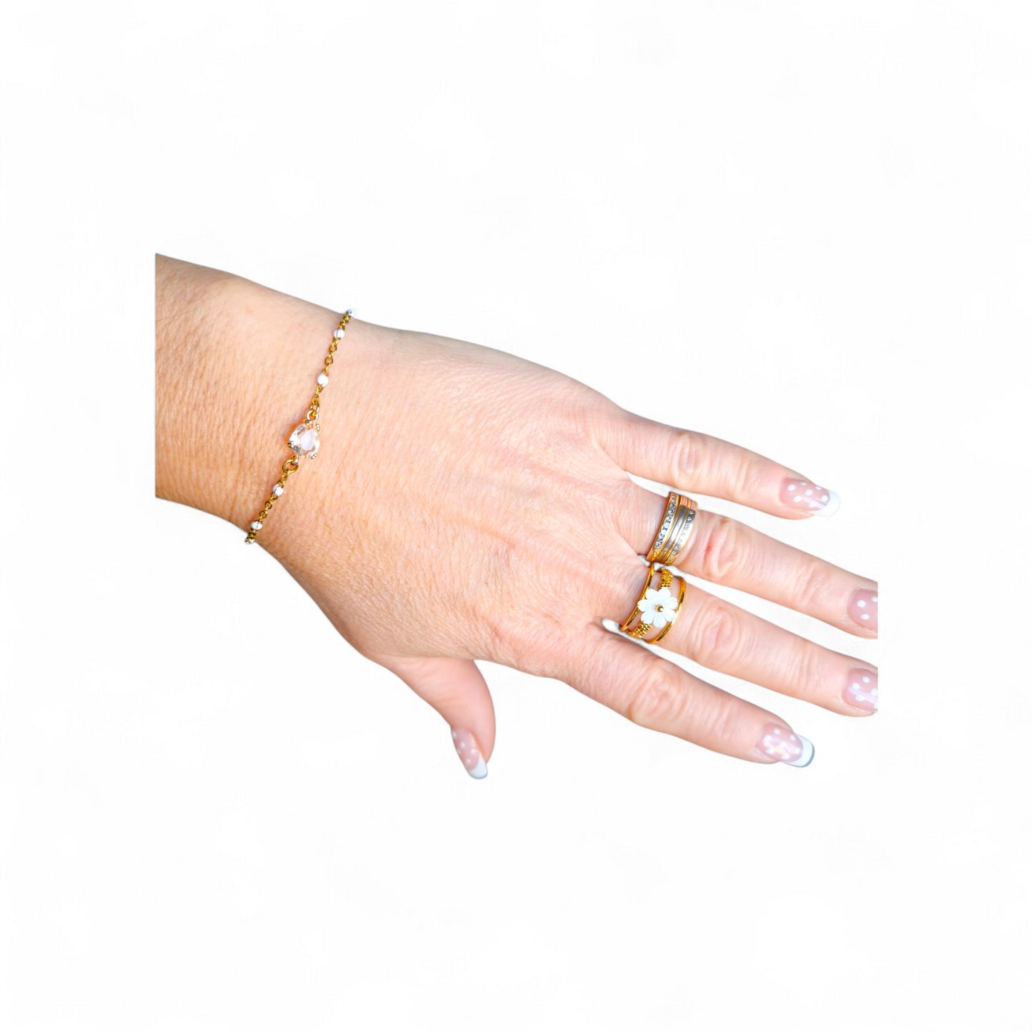 Femme portant Bracelet chaîne fine acier inoxydable et perles blanches avec pierre verre scintillante - Rêve de Rose 