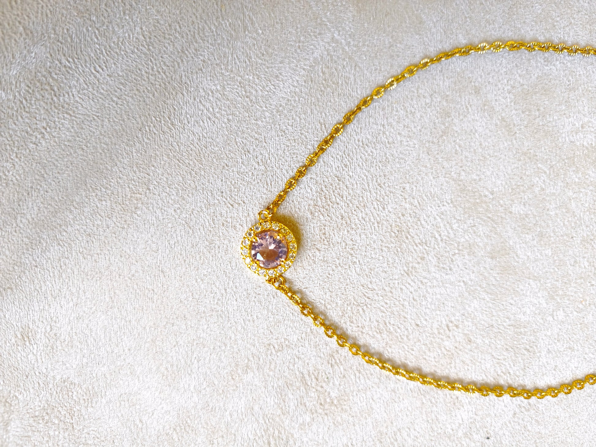 Détails Collier chaîne fine avec pierre scintillante rose et strass - Rêve de Rose