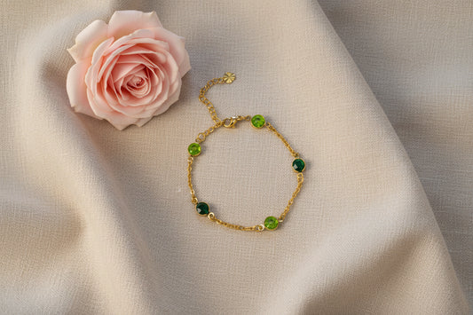 Bracelet chaîne fine ornée de 5 pierres scintillantes vertes - Rêve de Rose