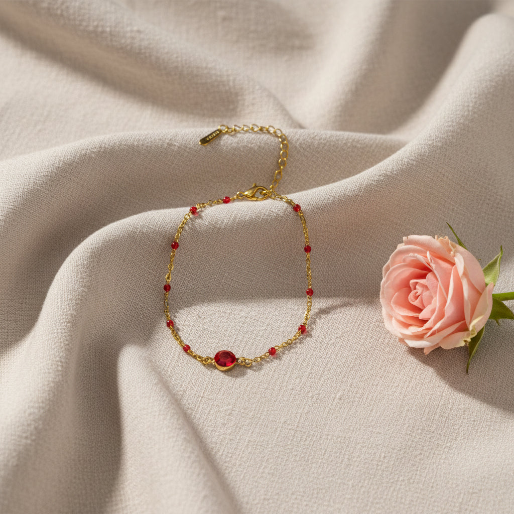 Bracelet chaîne fine avec petites perles rouge ornées d'une pierre scintillante rouge - Rêve de Rose
