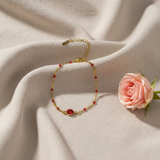 Bracelet chaîne fine avec petites perles rouge ornées d'une pierre scintillante rouge - Rêve de Rose
