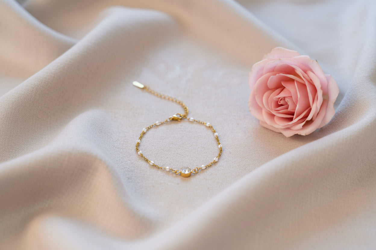 Bracelet chaîne fine dorée avec petites perles blanches ornée d'une pierre scintillante blanche - Rêve de Rose 