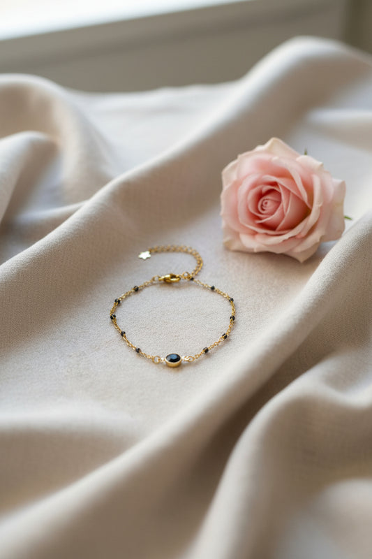 Bracelet chaîne fine doré avec petites perles noires et une pierre noire ronde - Rêve de Rose