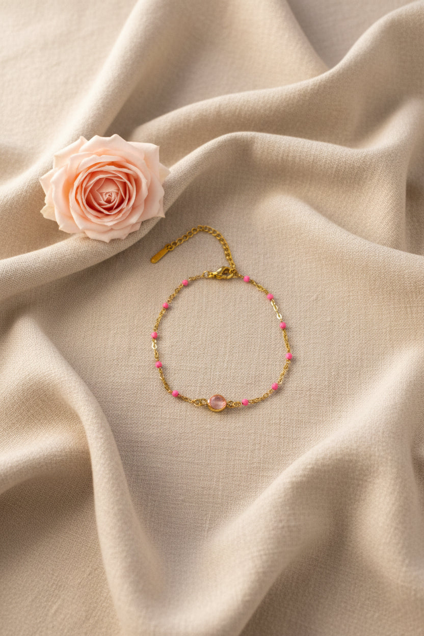 Bracelet chaîne fine avec petites perles roses ornée d'une pierre scintillante rose - Rêve de Rose