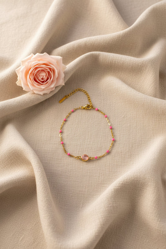 Bracelet chaîne fine avec petites perles roses ornée d'une pierre scintillante rose - Rêve de Rose