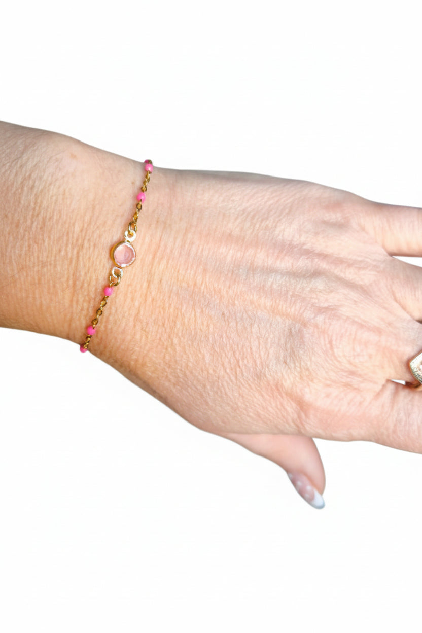 Bracelet chaîne fine avec petites perles roses ornée d'une pierre scintillante rose - Rêve de Rose