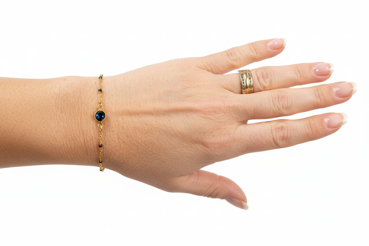 Femme portant Bracelet chaîne fine doré avec petites perles noires et une pierre noire ronde - Rêve de Rose