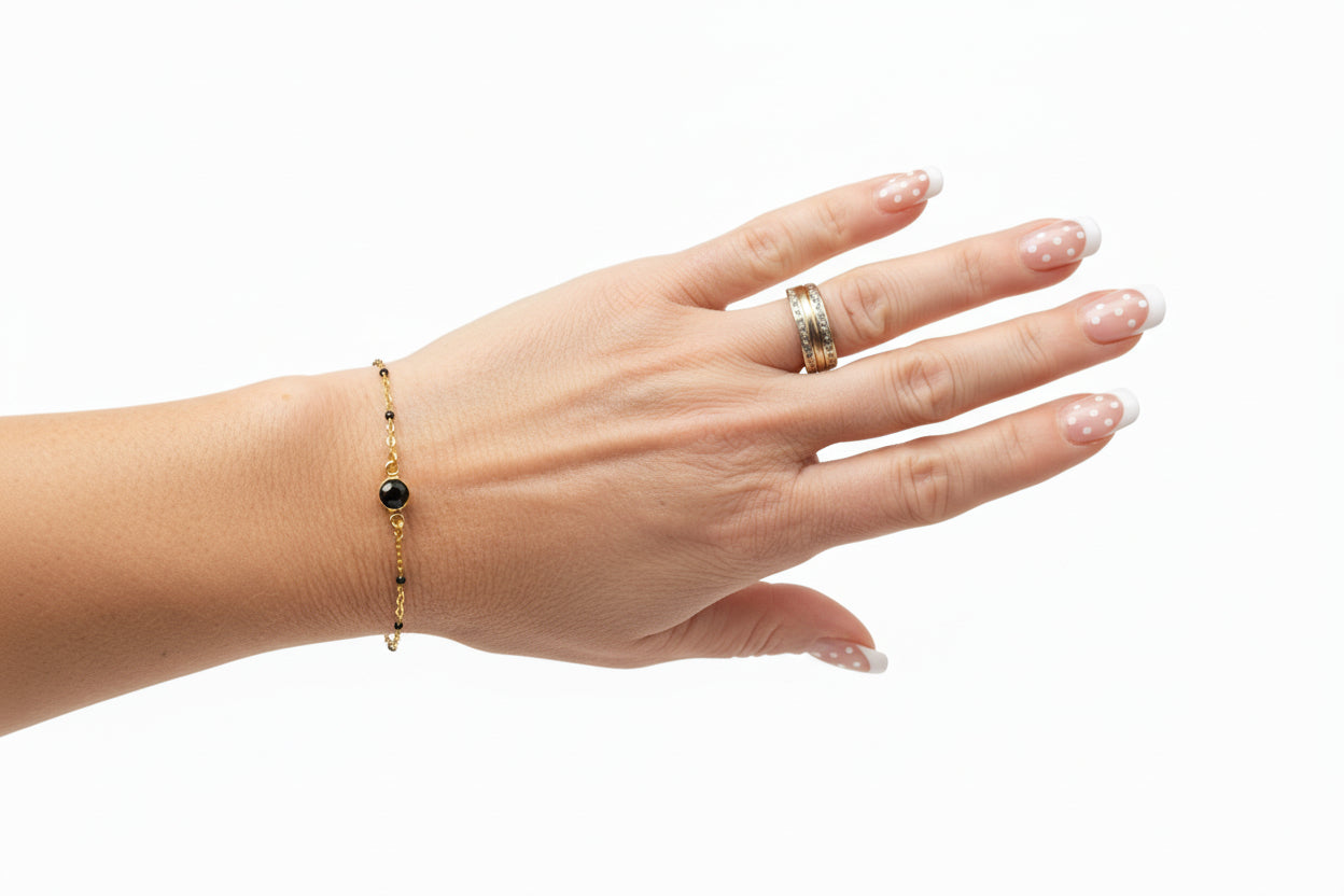 Femme portant Bracelet chaîne fine doré avec petites perles noires et une pierre noire ronde - Rêve de Rose