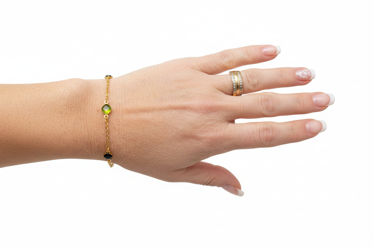 Femme portant Bracelet chaîne fine ornée de 5 pierres scintillantes vertes - Rêve de Rose