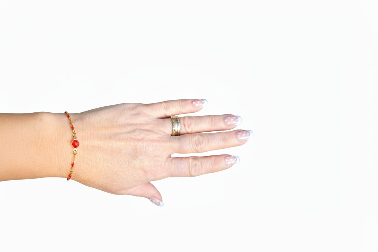 Femme portant Bracelet chaîne fine avec petites perles rouge ornées d'une pierre scintillante rouge - Rêve de Rose