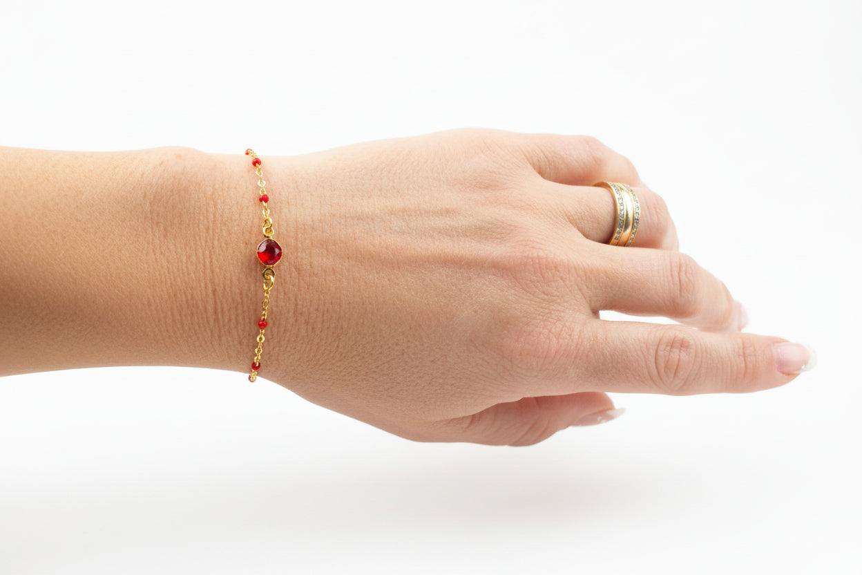 Femme portant Bracelet chaîne fine avec petites perles rouge ornées d'une pierre scintillante rouge - Rêve de Rose