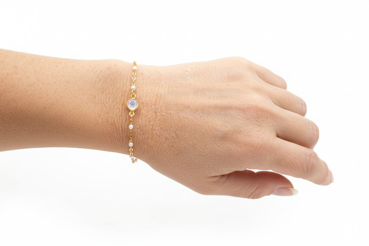 Bracelet chaîne fine dorée avec petites perles blanches ornée d'une pierre scintillante blanche - Rêve de Rose 