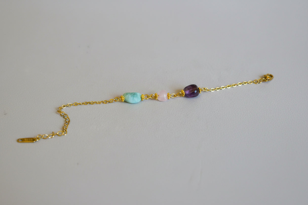 Bracelet 3 pierres naturelles améthyste amazonite quartz rose posé à plat, monture acier inoxydable doré - Rêve de Rose