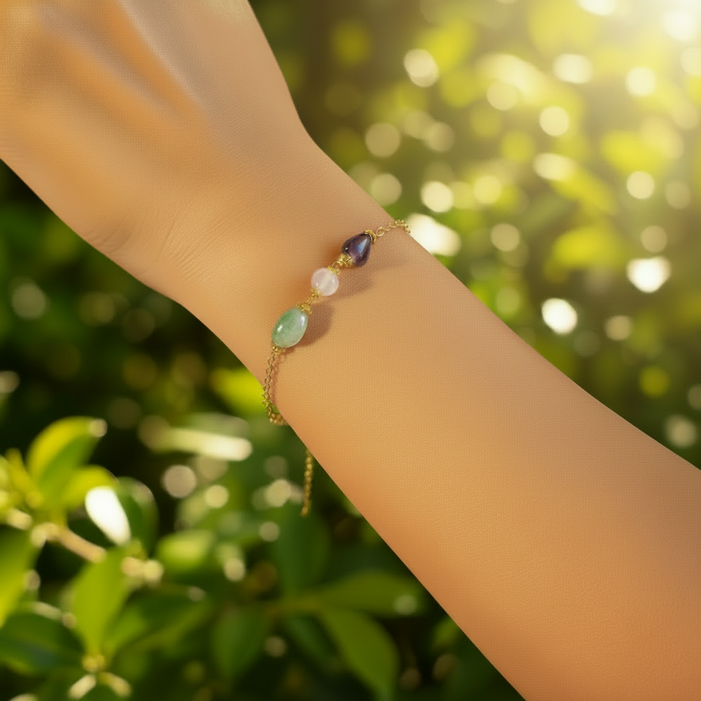 Bracelet pierres naturelles violet vert eau et rose pastel porté au poignet - création artisanale Rêve de Rose