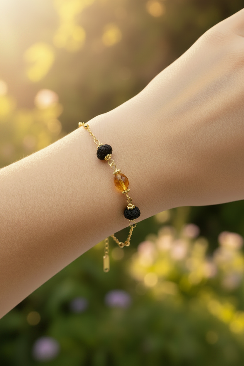 Bracelet artisanal pierres naturelles porté au poignet, chaînette acier inoxydable doré – Rêve de Rose