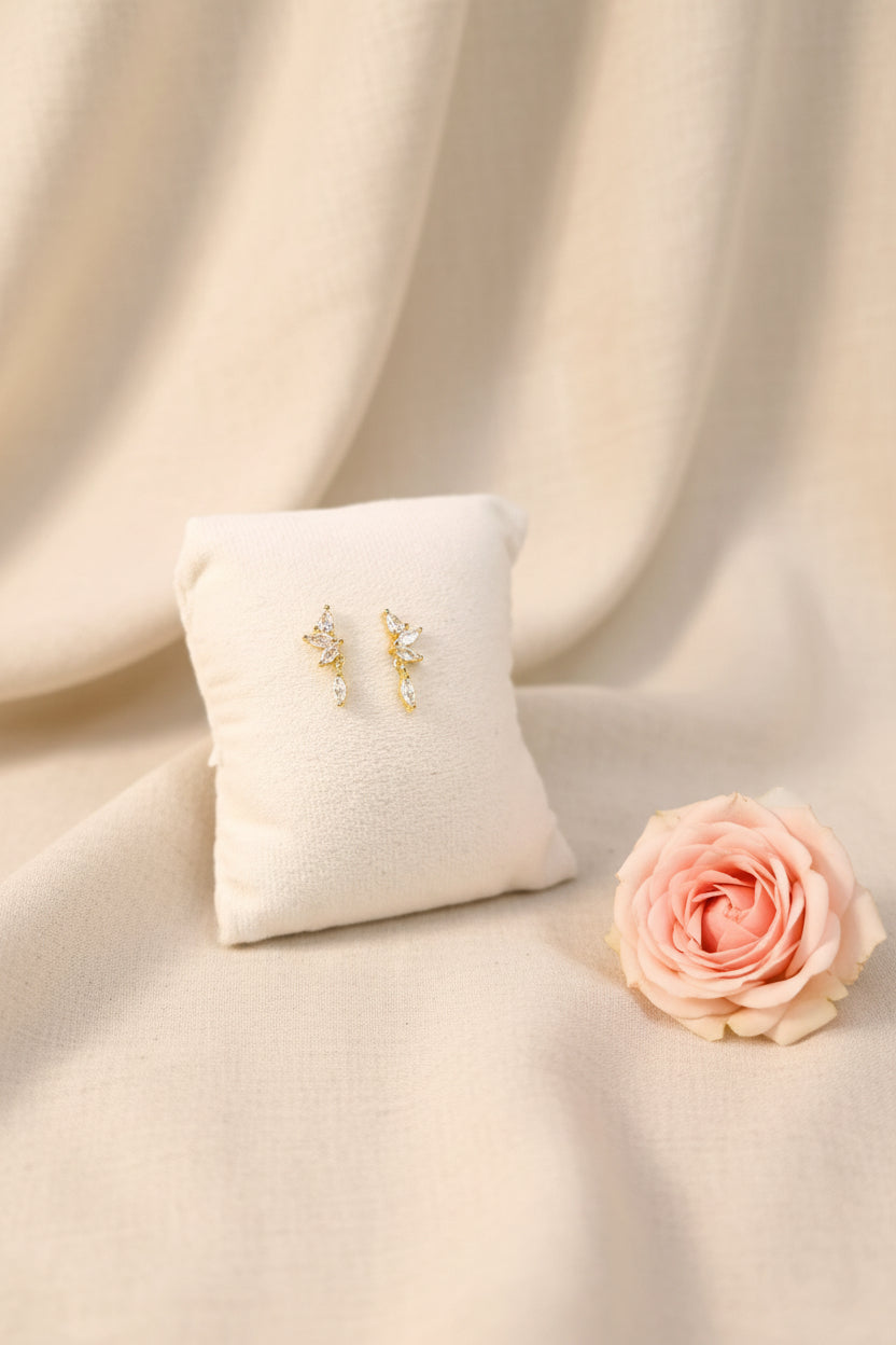 Boucles d'oreilles clou papillon argent 925 plaqué or présentées sur coussin blanc avec rose – Rêve de Rose