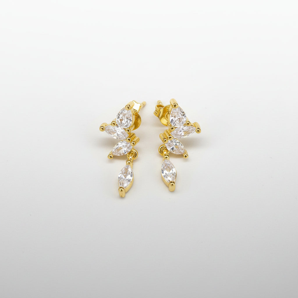 Boucles d'oreilles clou papillon en argent 925 plaqué or et zirconium, fond blanc – Rêve de Rose