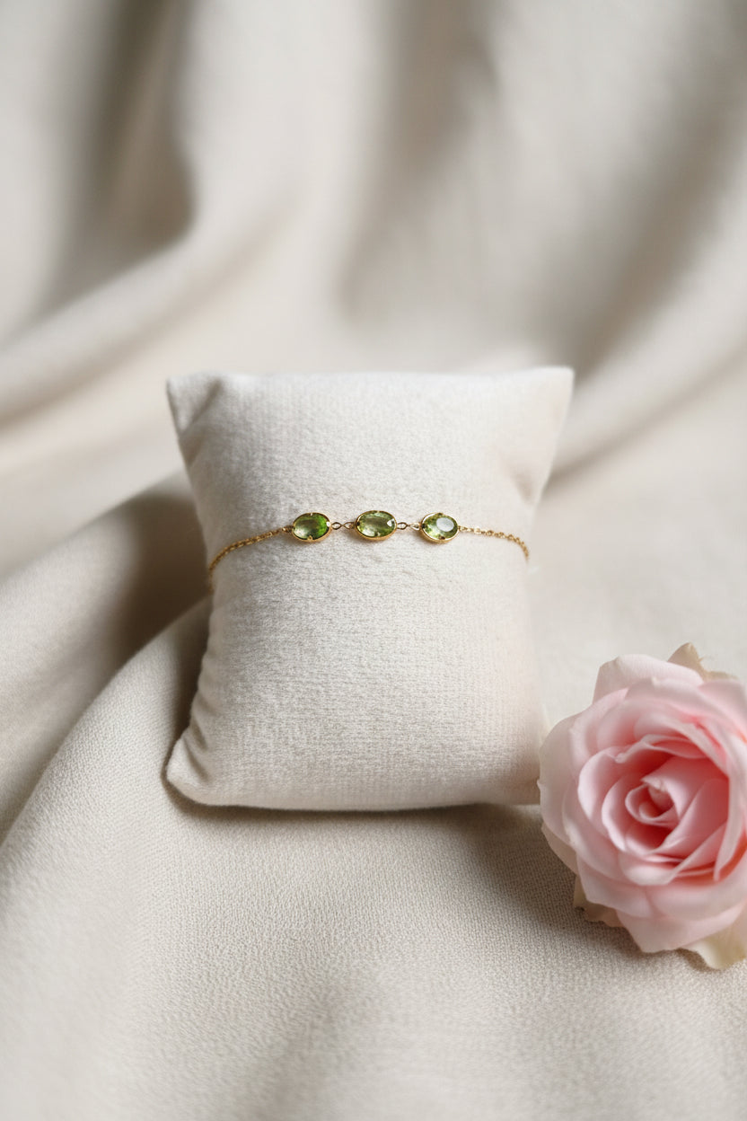 Bracelet chaîne fine dorée 3 cristaux vert facettés sertis acier inoxydable réglable – Rêve de Rose