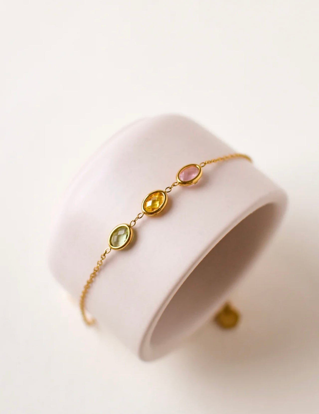 Bracelet chaîne fine dorée 3 cristaux multicolores facettés sertis acier inoxydable réglable – Rêve de Rose